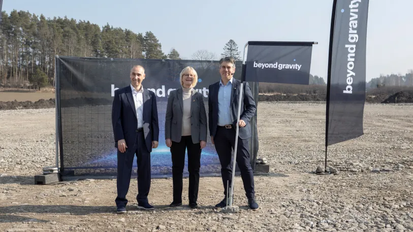 Raising the flag: Luis de León Chardel, Executive Vice President at Beyond Gravity, Anna Rathsman, Director General of the Swedish Space Agency, and Niklas Borg, Chair of Linköping City Executive Board, (from left to right) symbolically broke ground on a new production facility of the space company Beyond Gravity in Linköping with the raising of a flag. © Beyond Gravity, Patrik Ekenblom.