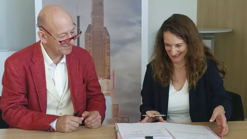 Christophe Bruneau (CEO ArianeGroup) and Barbara Frei-Spreiter (CEO Beyond Gravity) signed the contract.