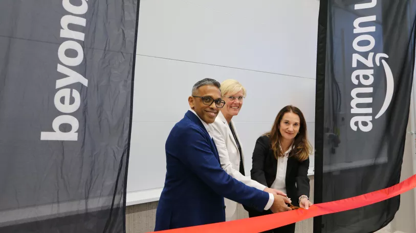 Ceremonial ribbon-cutting at the new hall in Linköping: Sam Dabare, Head of Supply Chain & Vice President, Amazon Leo Manufacturing, with Barbara Frei-Spreiter, CEO Beyond Gravity, and Ulrika Unell, Vice President Separation Systems at Beyond Gravity. © Beyond Gravity, Henrik Wielander