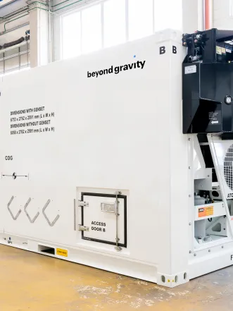 Reusable Spacecraft container for the safe transport of satellites of the OneWeb constellation